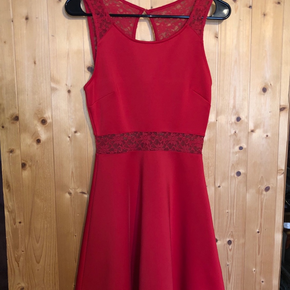 Sleeveless Lace Detailed Red Dress